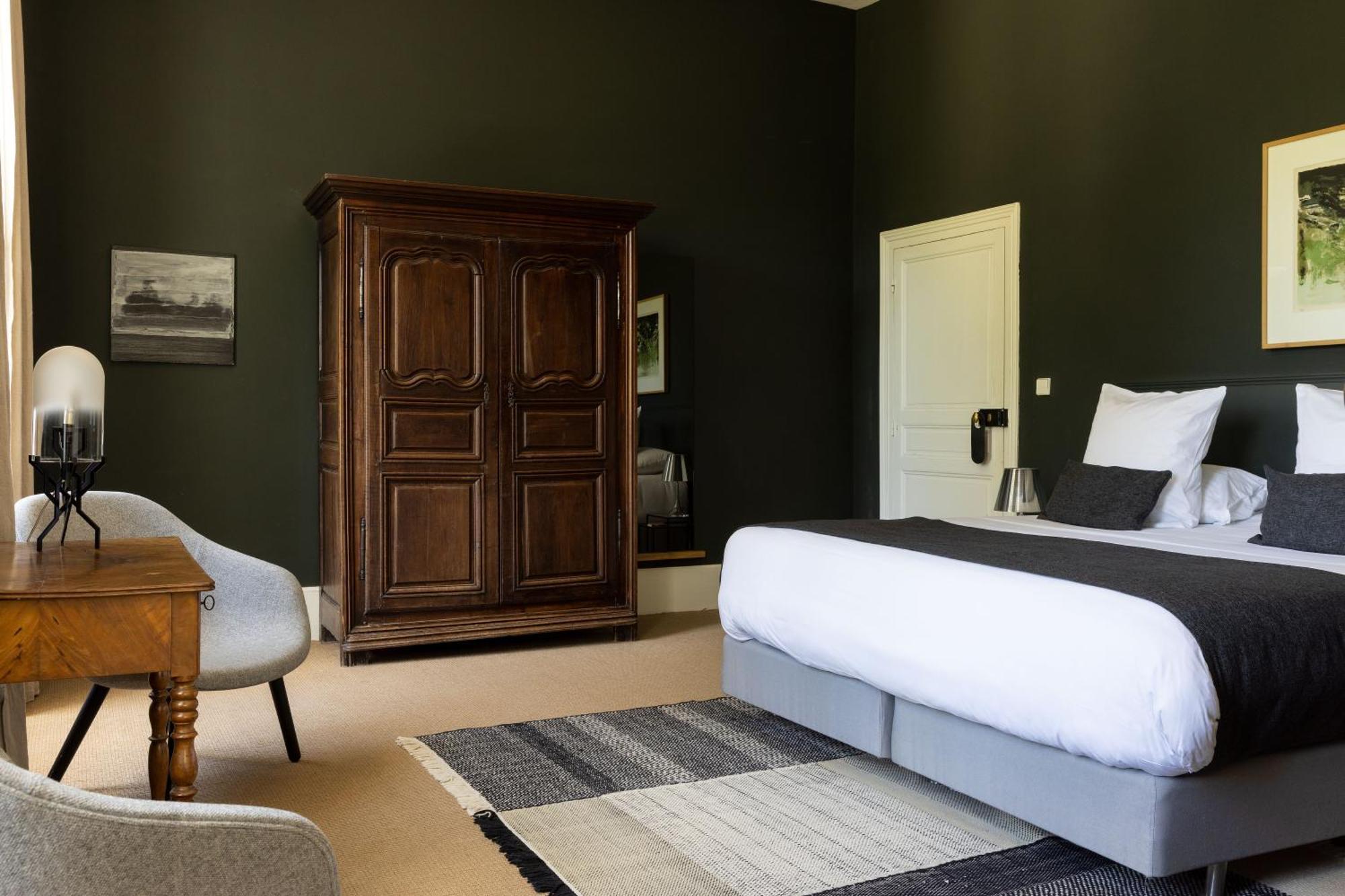 Chateau De La Resle - Design Hotels Montigny-la-Resle Room photo